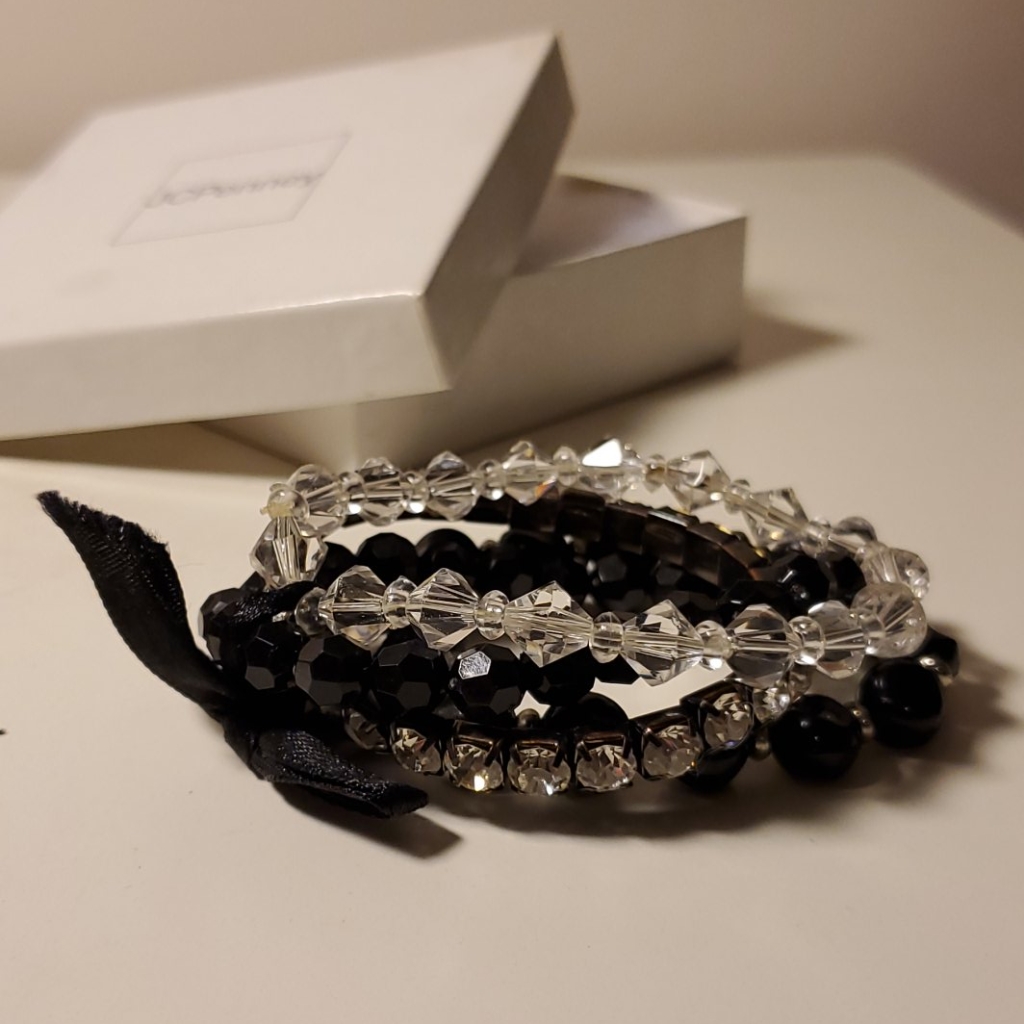 Set Of 4 Beaded Bracelets With Bow 9$